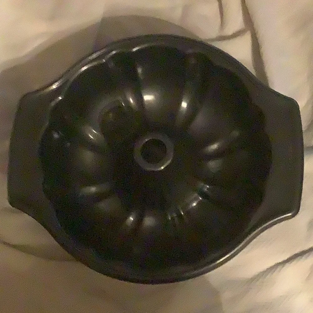 NWOT Wilton Bundt pan - Picture 1 of 4
